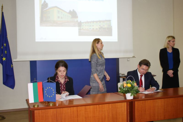 Deputy Minister Petrova and the Mayor оf Strelcha Georgi Pavlov